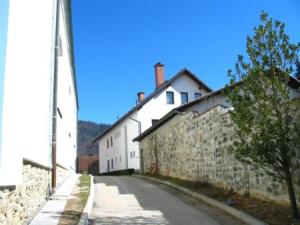 Sestre klarise živijo v samostanu tik ob cerkvi Marijinega oznanjenja